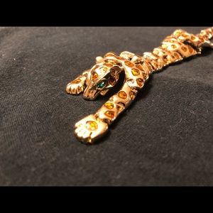I’m selling an 8 inch vintage leopard brooch.